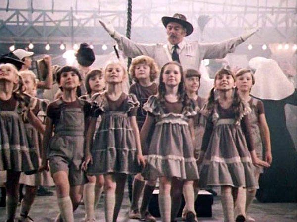 Утро в городе. Кадр из фильма «Пеппи Длинныйчулок»