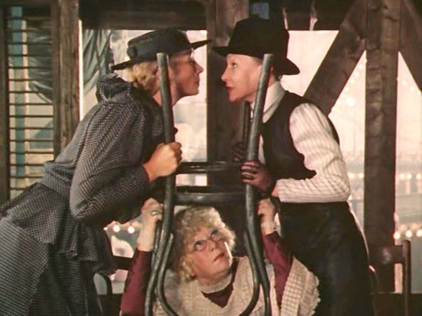 Ссора в попечительском совете. Кадр из фильма «Пеппи Длинныйчулок»