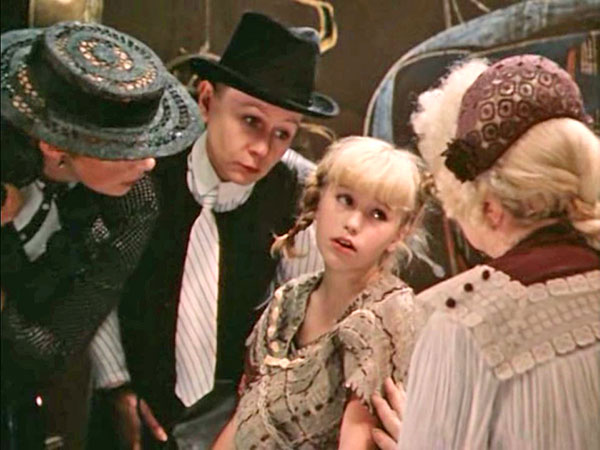 Визит дам попечительского совета к Пеппи. Кадр из фильма «Пеппи Длинныйчулок»