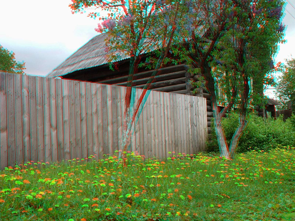 Анаглиф - Деревенский дом с деревянным забором Анаглиф - Деревенский дом с деревянным забором