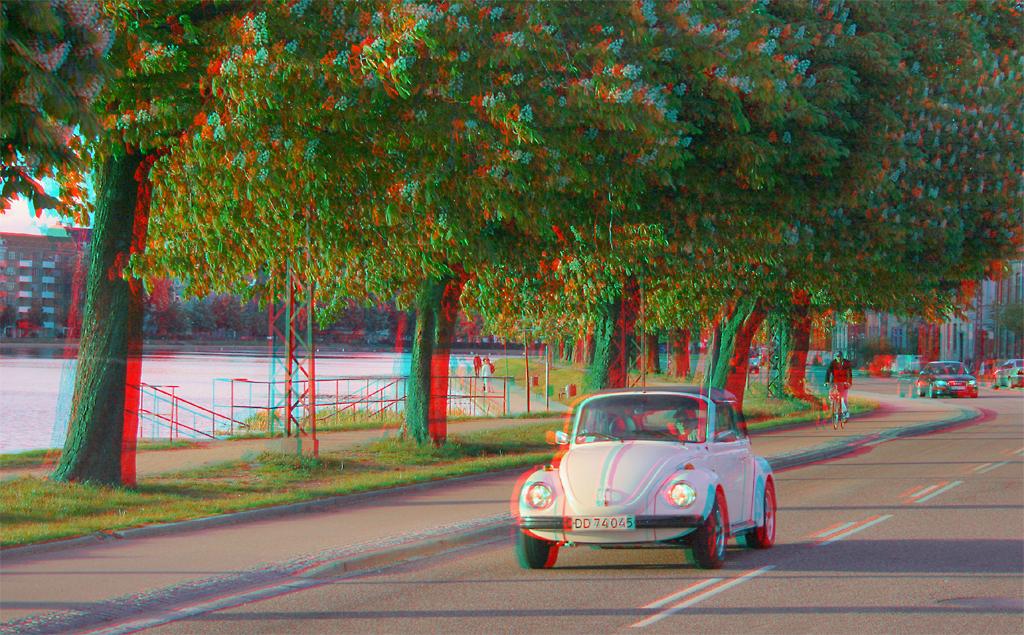 Анаглиф - Винтажный автомобиль едет по городу Анаглиф - Винтажный автомобиль едет по городу