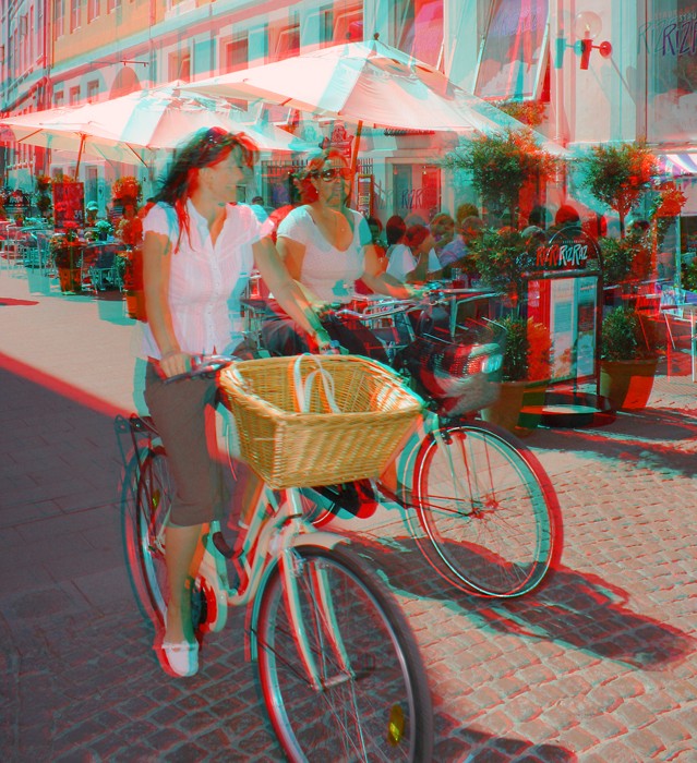 Анаглиф - Девушки на велосипедах на городской улице Анаглиф - Девушки на велосипедах на городской улице