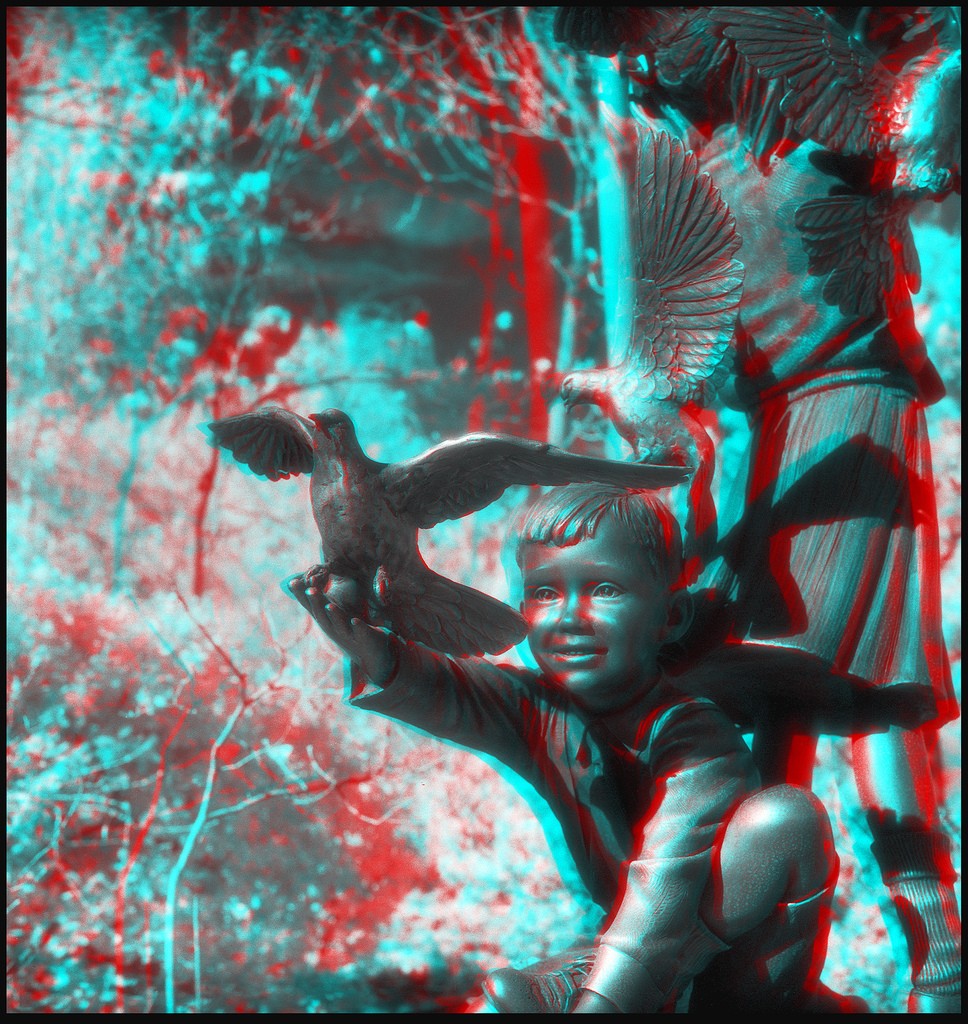 Анаглиф - Статуя ребенка с голубем Анаглиф - Статуя ребенка с голубем