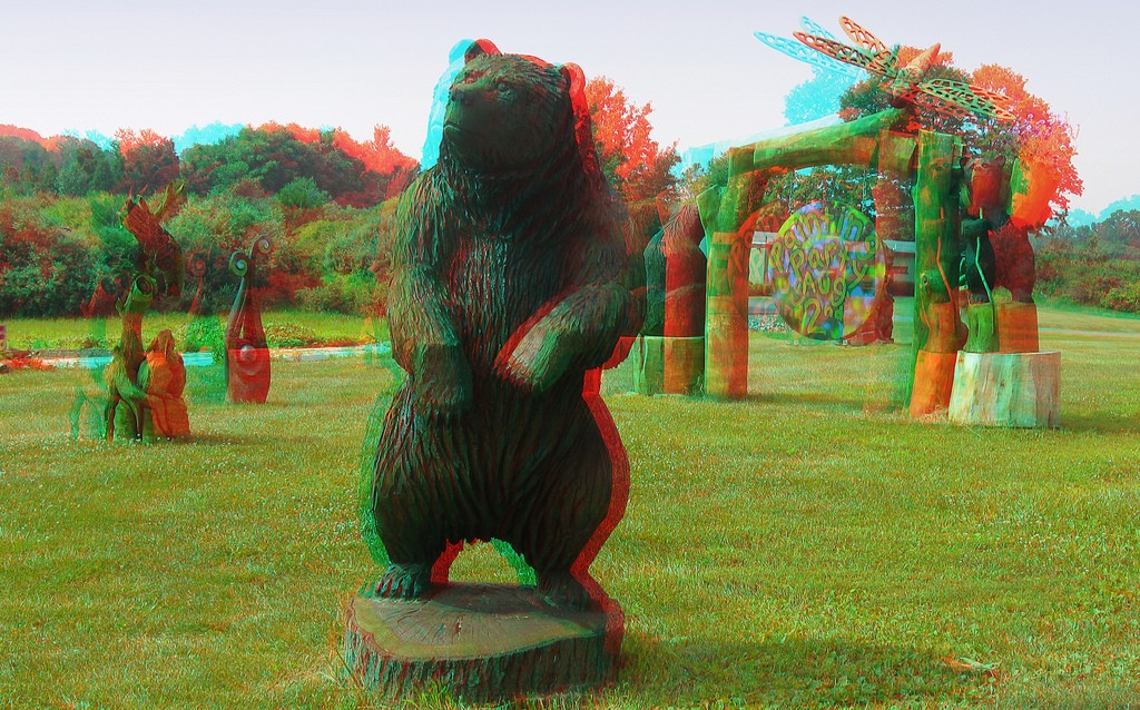 Анаглиф - Статуя медведя на детской площадке Анаглиф - Статуя медведя на детской площадке