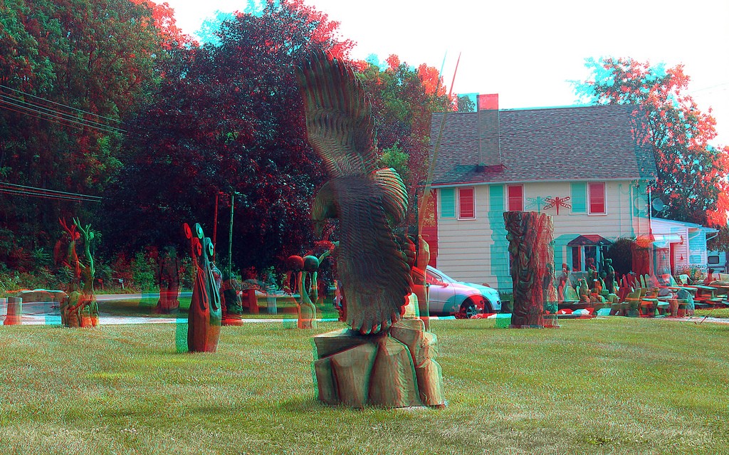 Анаглиф - Статуи на лужайке перед домом Анаглиф - Статуи на лужайке перед домом