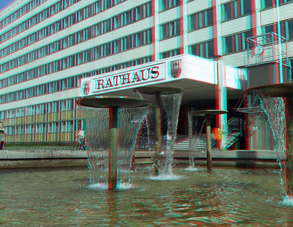 Анаглиф - Фонтан перед зданием Анаглиф - Фонтан перед зданием