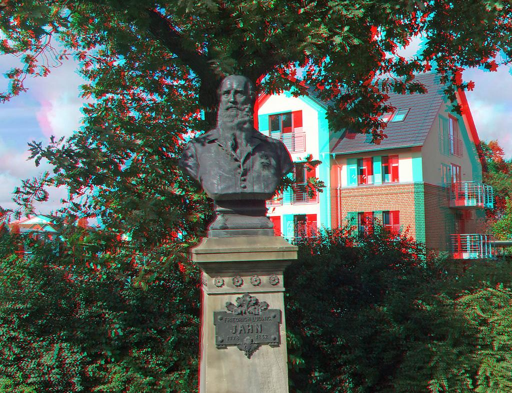 Анаглиф - Бюст Фридриха Людвига Яна - немецкого офицера, педагога, политика и общественного деятеля Анаглиф - Бюст Фридриха Людвига Яна - немецкого офицера, педагога, политика и общественного деятеля