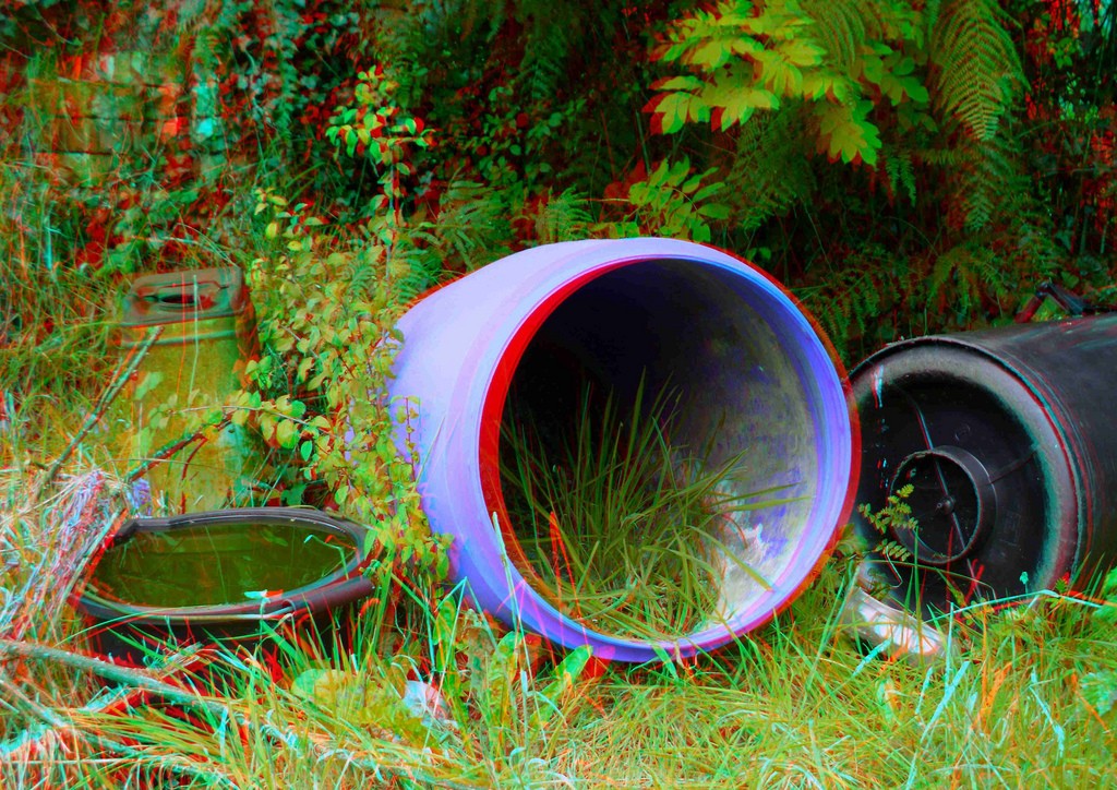 Анаглиф - Пластиковые бочки в траве Анаглиф - Пластиковые бочки в траве
