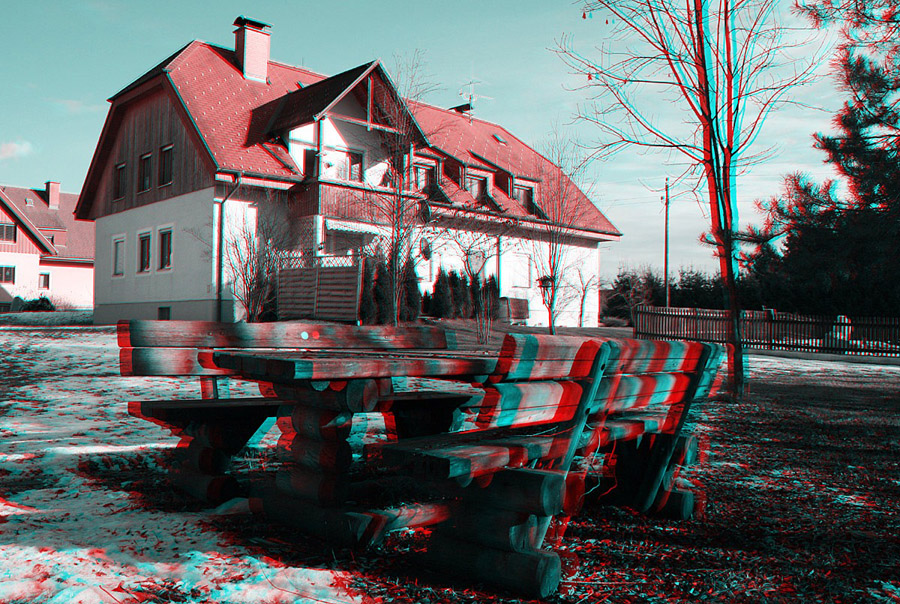 Анаглиф - Деревянный стол со скамьями на лужайке у дома Анаглиф - Деревянный стол со скамьями на лужайке у дома