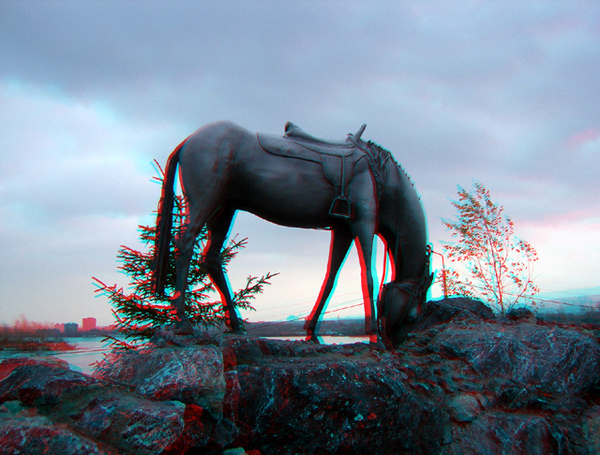 Анаглиф - Скульптура пьющей лошади Анаглиф - Скульптура пьющей лошади