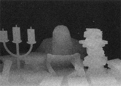 Подсказка к стереограмме - Человек за столом с подсвечником и бумагами Подсказка к стереограмме - Человек за столом с подсвечником и бумагами