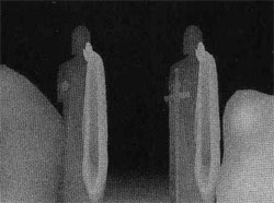 Подсказка к стереограмме - Люди в плащах с мечами Подсказка к стереограмме - Люди в плащах с мечами